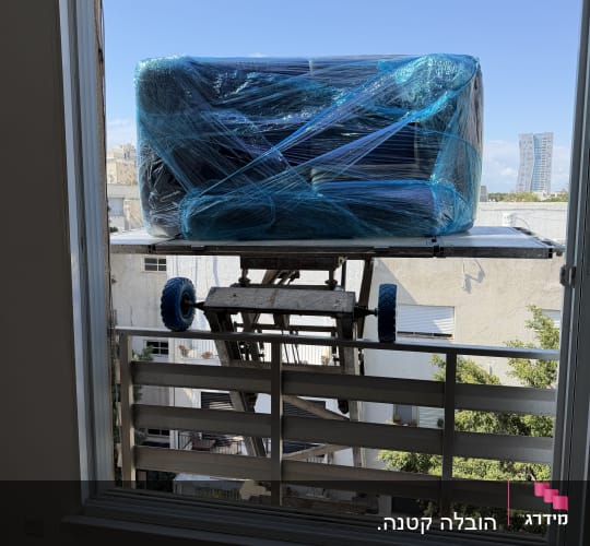 רהיט עטוף בניילון על מעלית חיצונית
